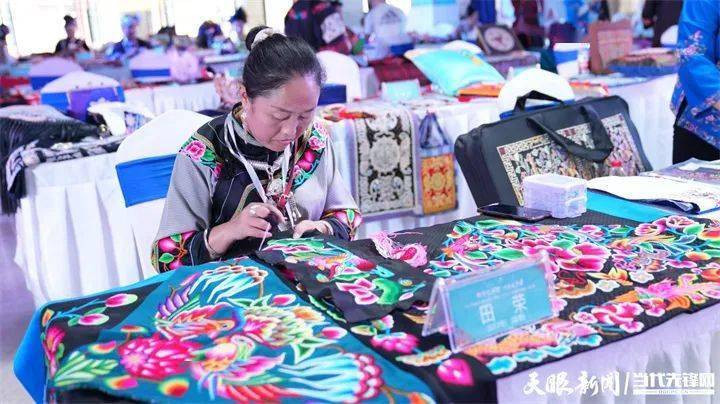 2022年贵州省锦绣计划+苗绣(蜡染)妇女手工技能暨创新产品大赛在台江举行