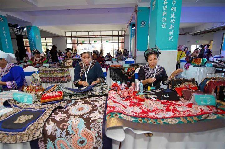 2022年贵州省锦绣计划+苗绣(蜡染)妇女手工技能暨创新产品大赛在台江举行